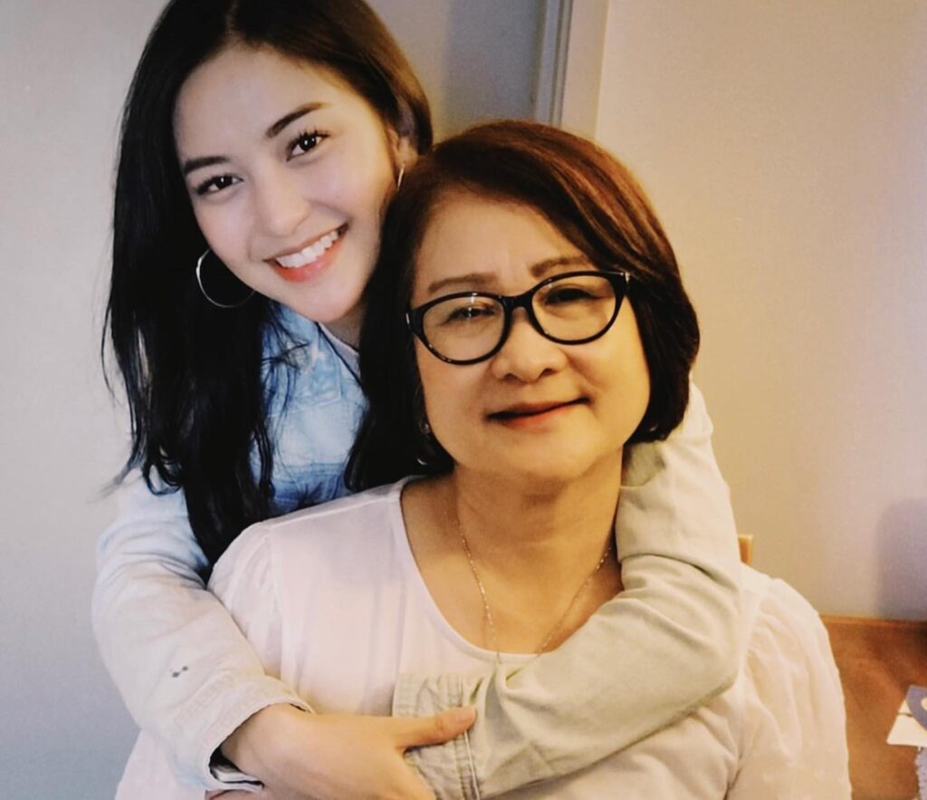 Charlie Dizon with her mother