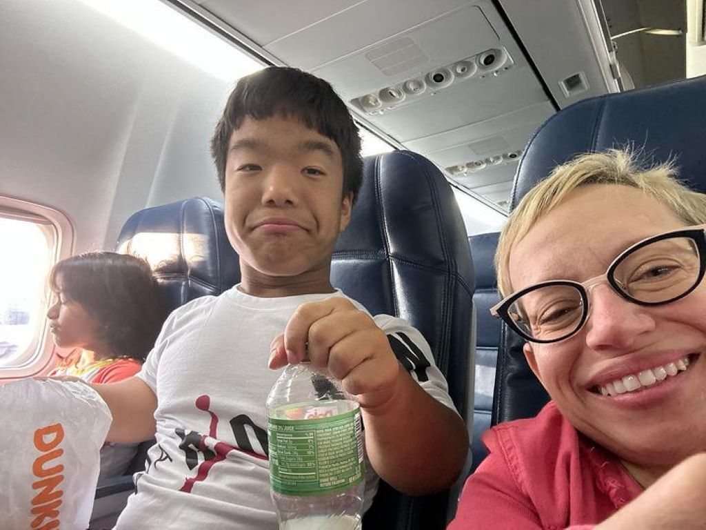 Jen taking selfie inside a plane with her kids
