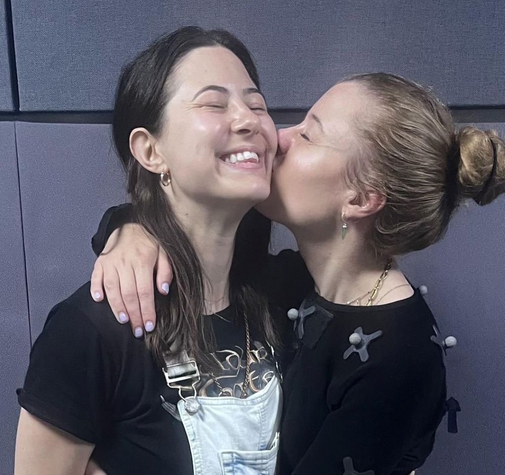Aliona kissing Jennifer's cheek 