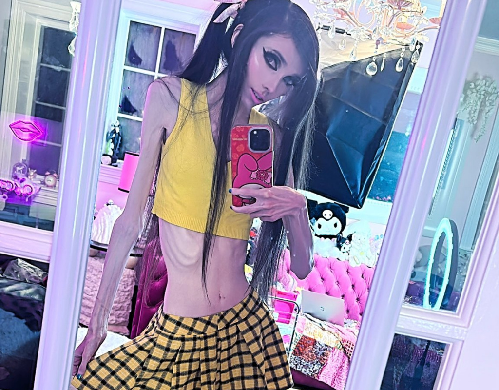Eugenia Cooney in a yellow and black attire taking a selfie.
