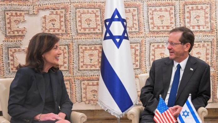 Kathy Hochul having a conversation with Israeli representatives in Israel