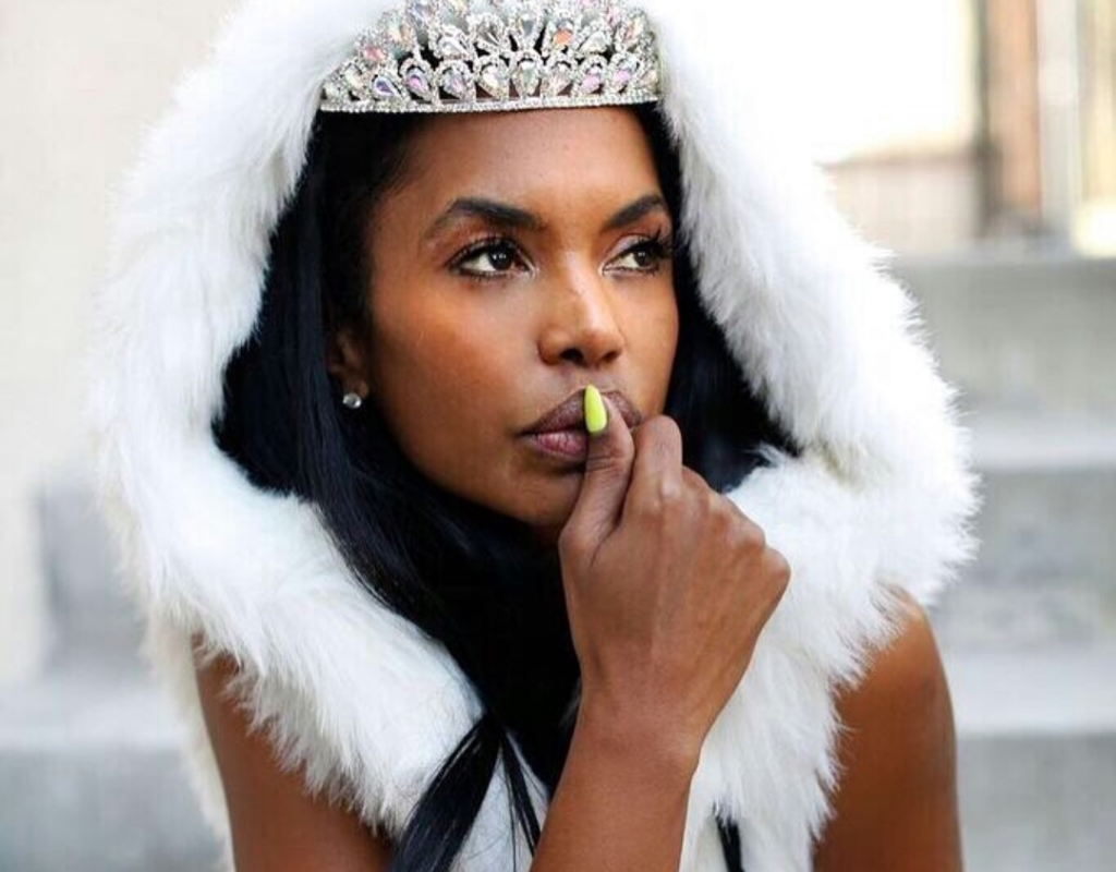 Kim Porter wearing a crown on her bithday.
