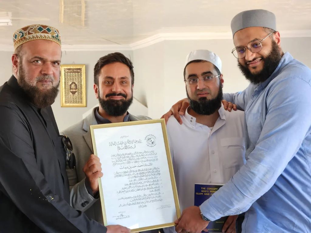 Mohammed Hijab receiving an award for his institution.