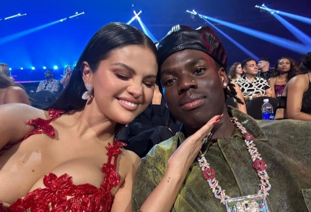 Selena taking a picture with Rema at the VMAs