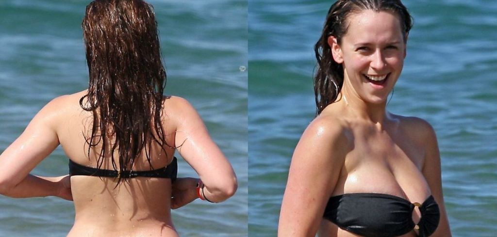 Jennifer is wearing black bikini in this picture as she is posing in the beach. 