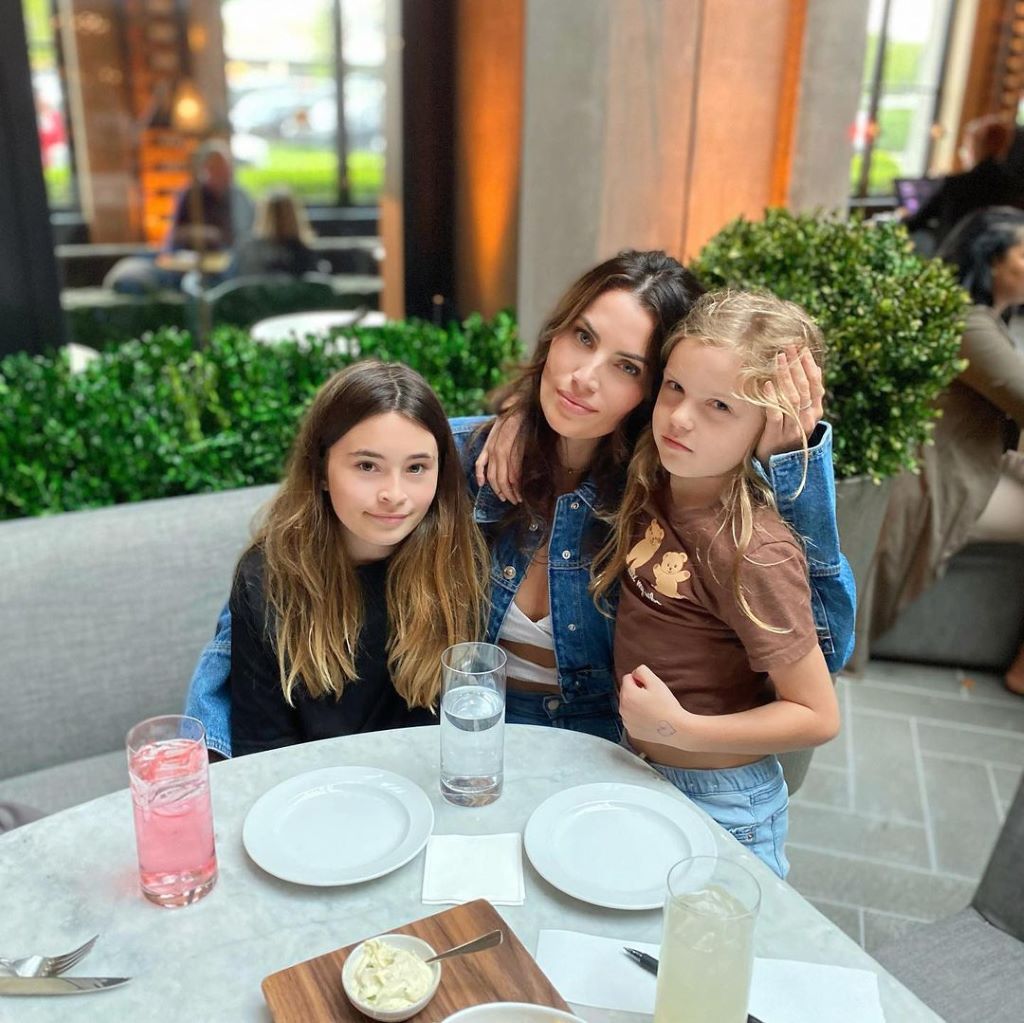 Samantha with her daughters