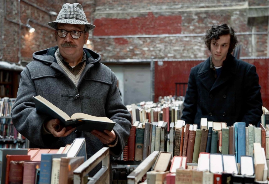 Dominic Sessa' character Angus with Paul as he looks through books