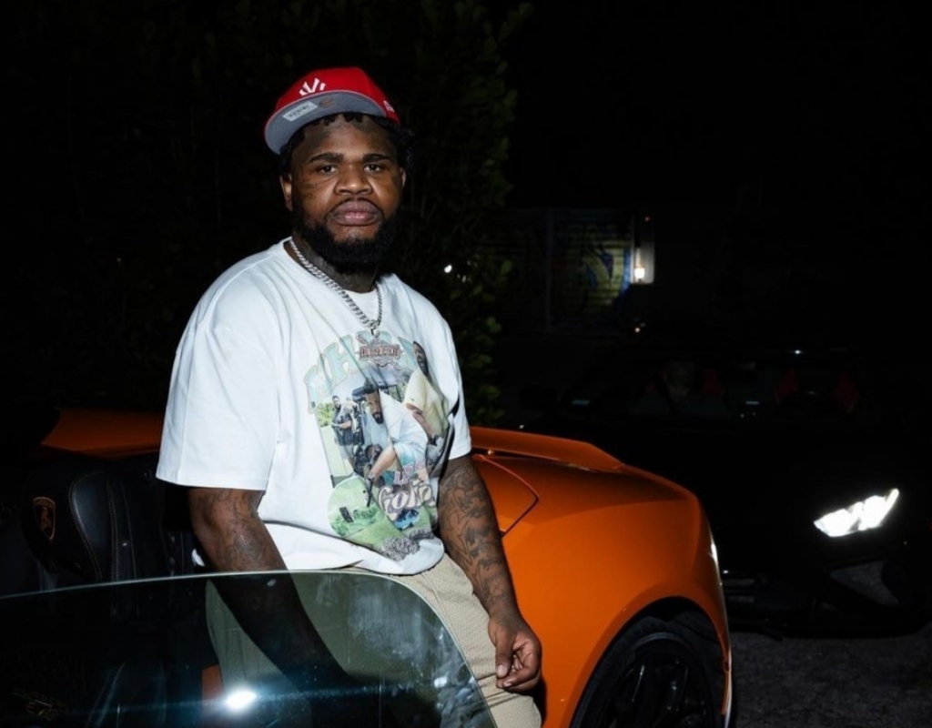 Fatboy SSE taking a picture next to a car
