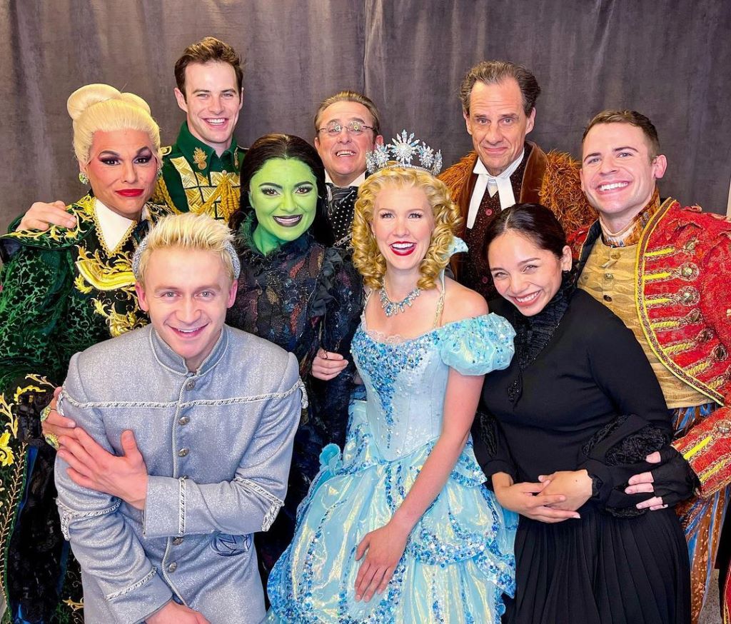 Ginna with her cast members of Broadway