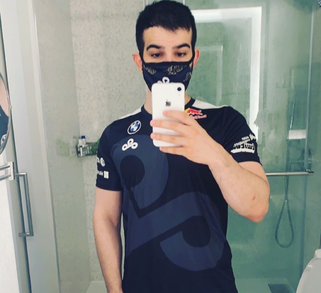 Tarzaned posted a mirror selfie via Instagram 
