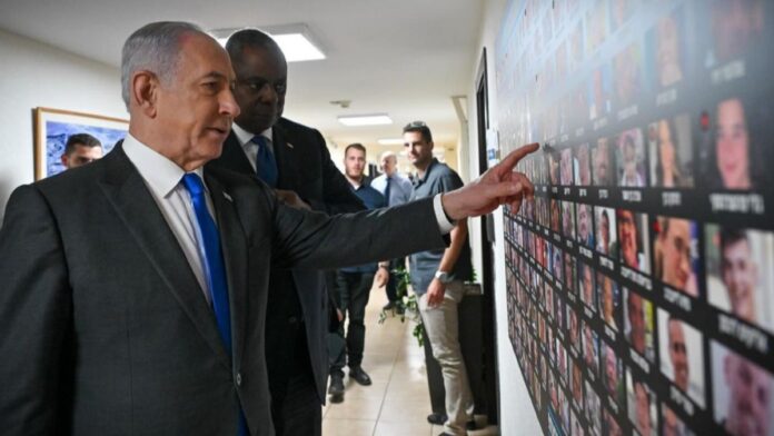 Benjamin Netanyahu pointing something