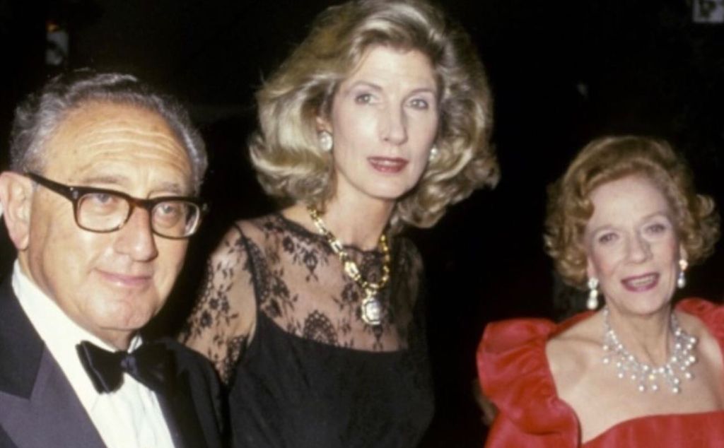 Nancy Kissinger with her husband Henry Kissinger at a event.