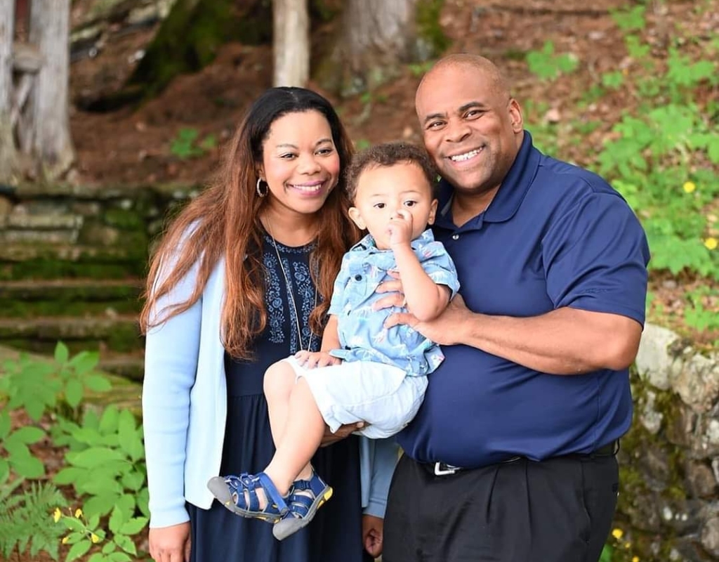 Jamal sharing a picture of him with his wife and son 