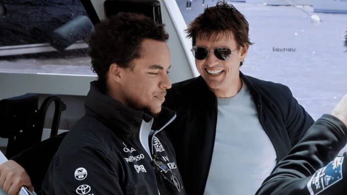 Connor Cruise with father Tom Cruise in plane