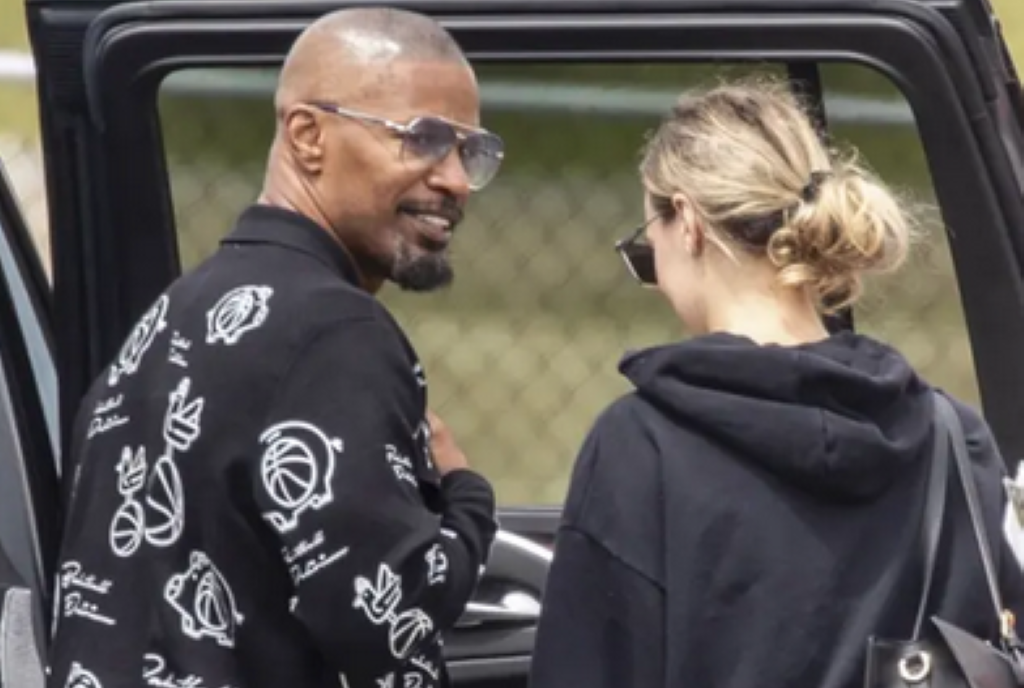 Alyce with lover Jamie Foxx in a park.
