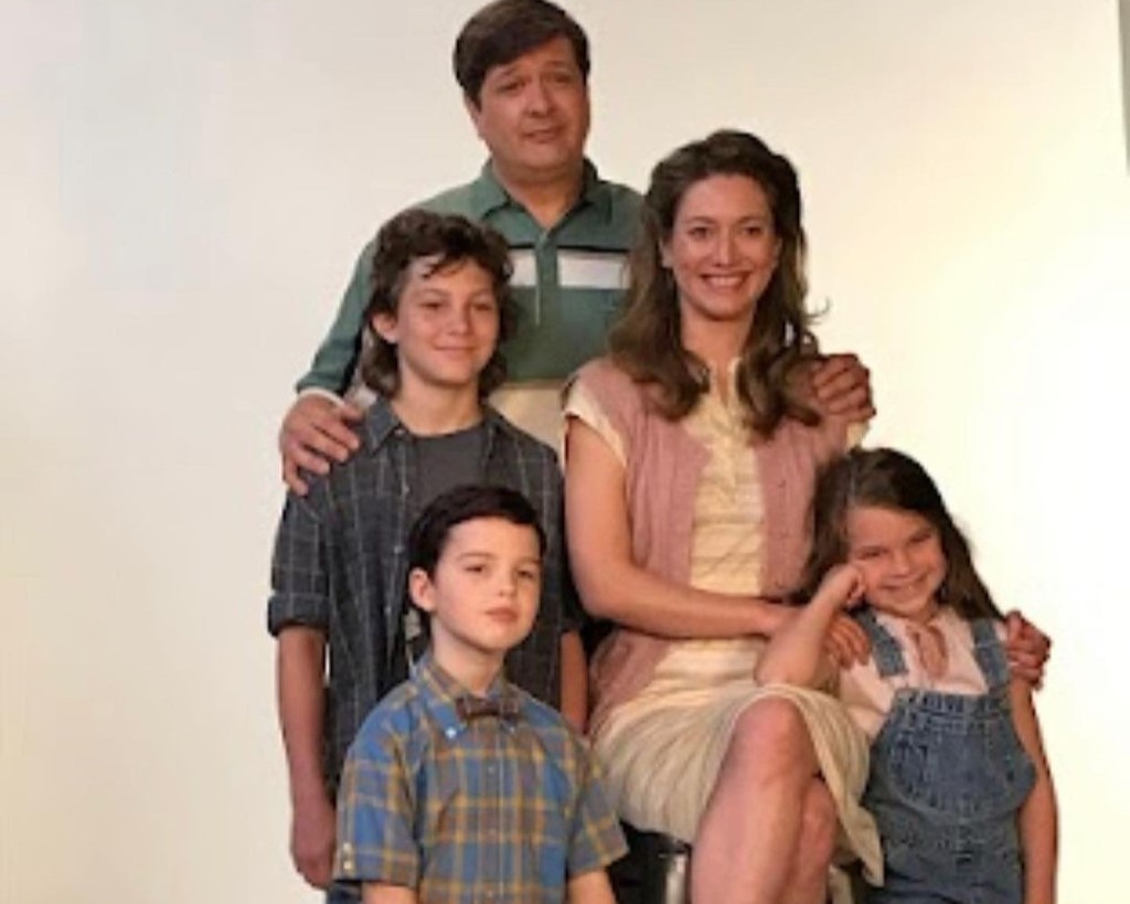 Raegan Revord along with the cast of Young Sheldon.