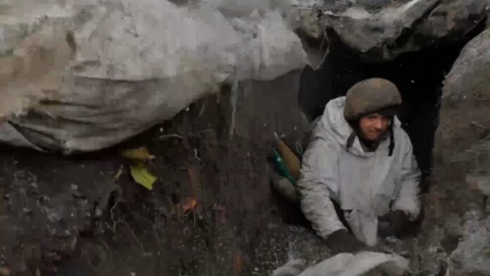 Ukrainian soldiers in trench video