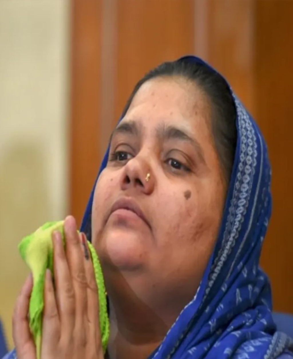 Bilkis Bano joining her hands in the court room. 