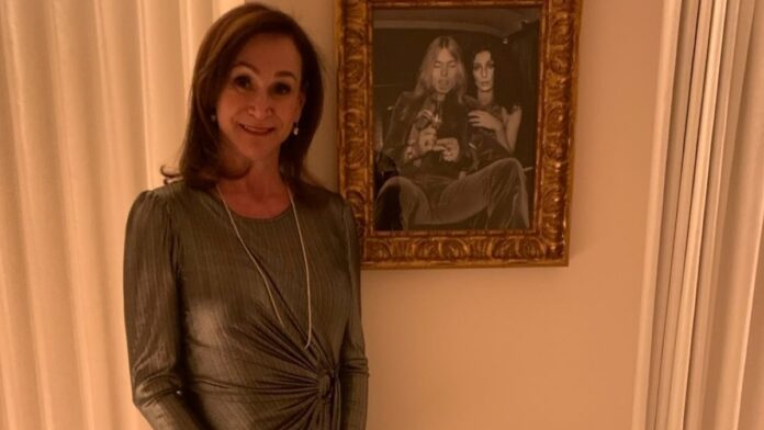 Cindy Simon Skjodt captured standing near a painting.