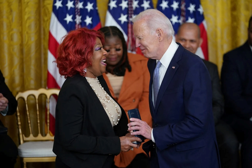Ruby Freeman getting a award from President Joe Biden.