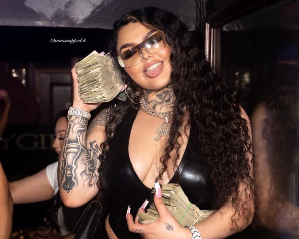 Jaidyn Alexis posing with a bundle of cash. 