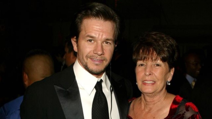 Alma Wahlberg with her son Mark Wahlberg in a award ceremony.