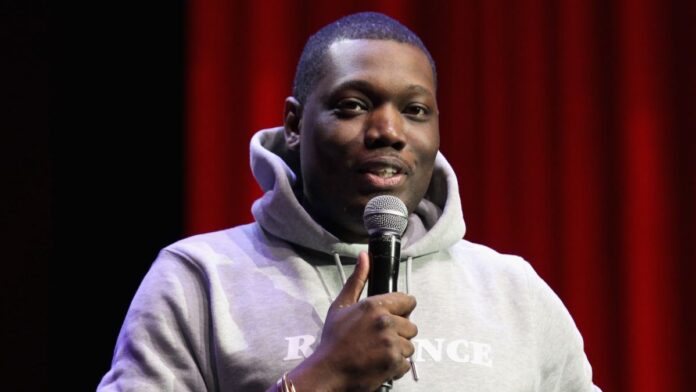Michael Che with the mic on his hands