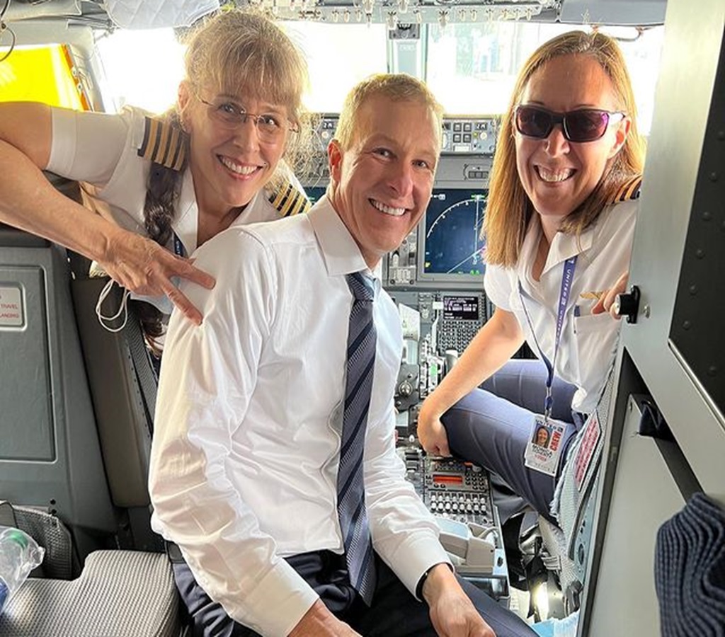 Scott Kirby with female pilots