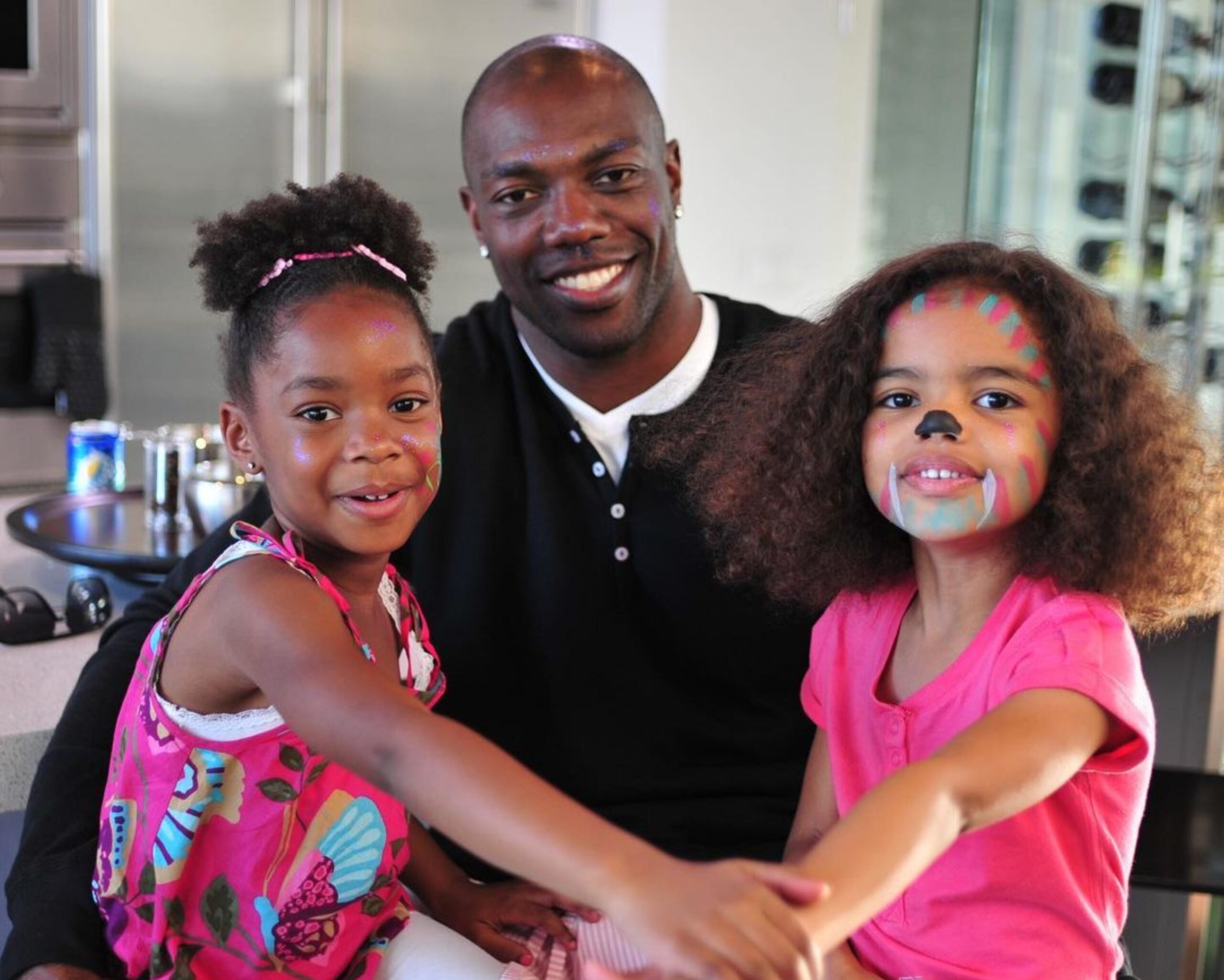 Terrell Owens captured with his daughters.