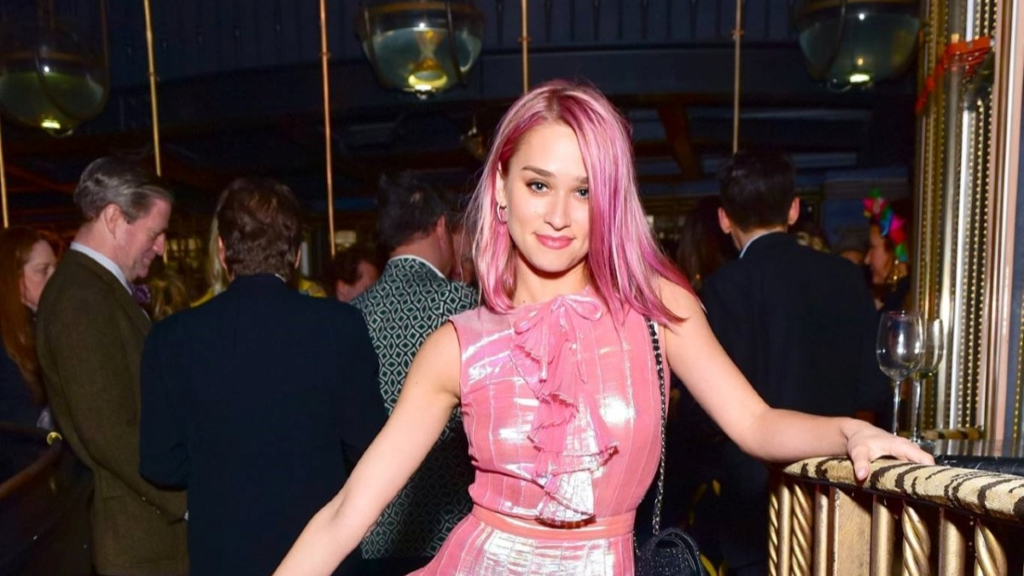 Alessandra Brawn stunned fans with a pink outfit matched to her hair color.