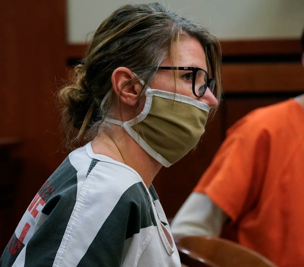 Jennifer Crumbley wearing mask at the court hearing. 