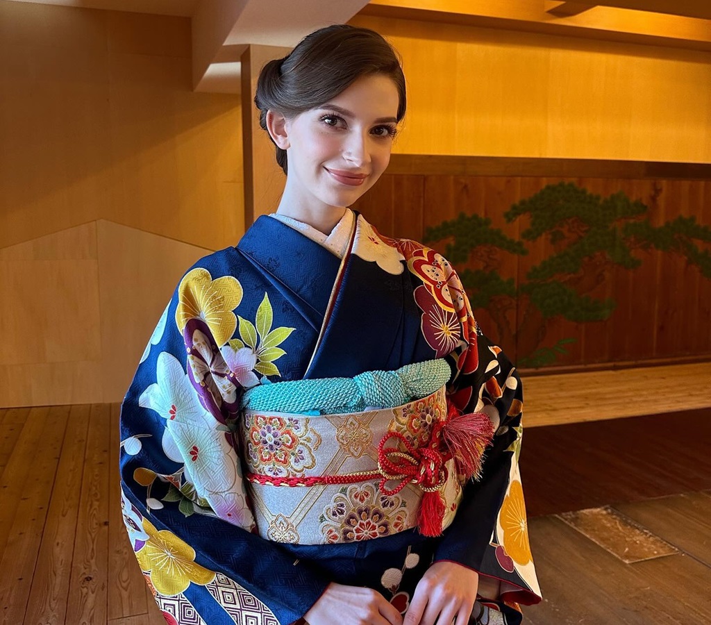 Karolina Shiino in japanese costumes