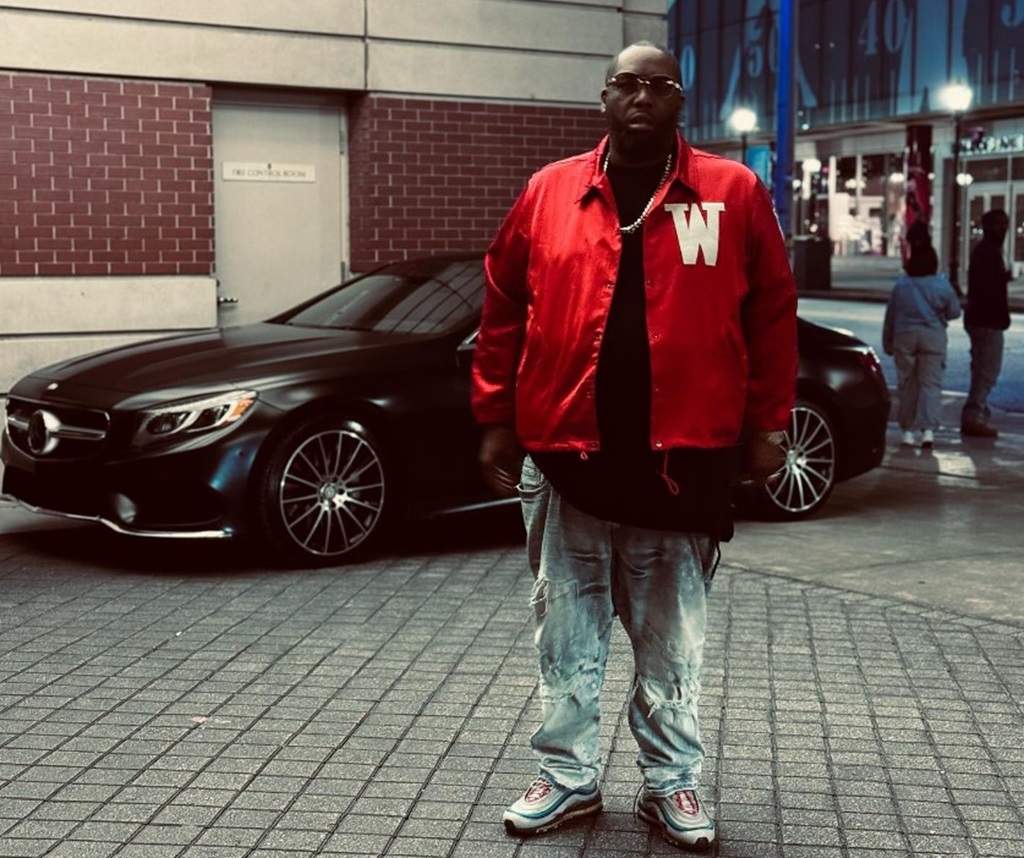 Killer Mike in red jacket.
