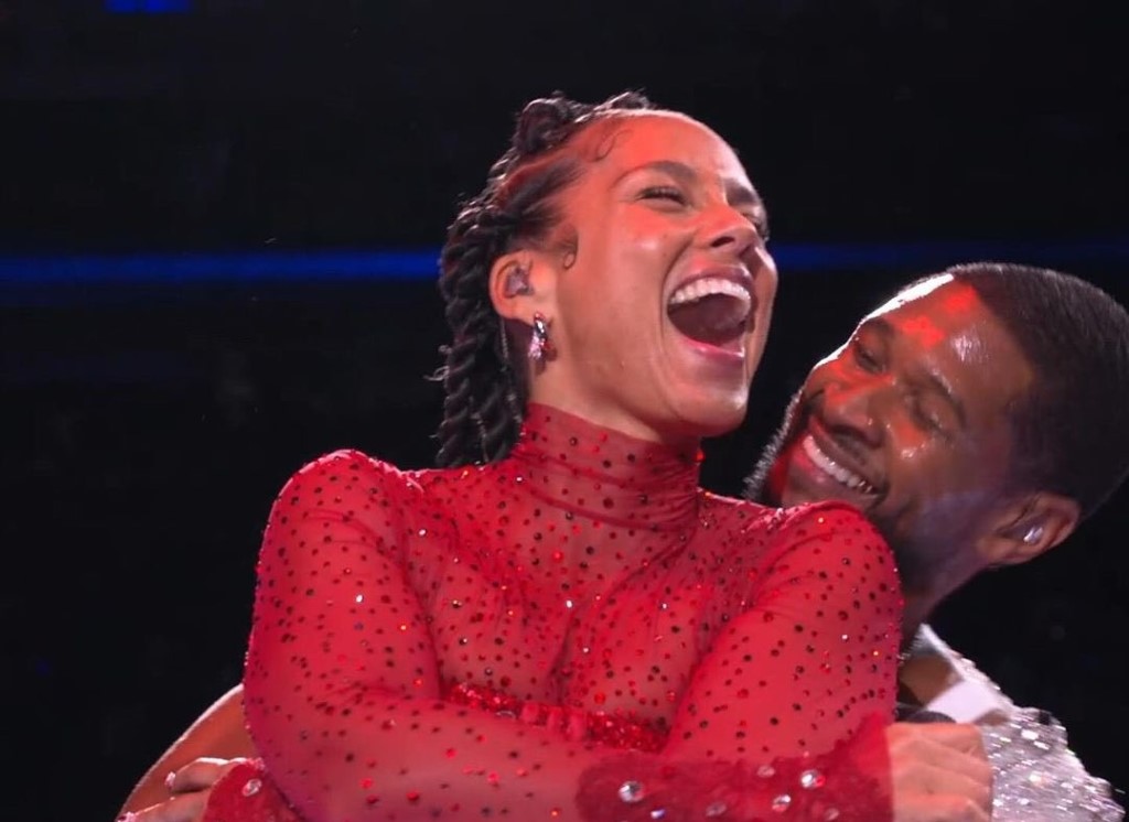 Usher and Alicia Keys in superbowl performance